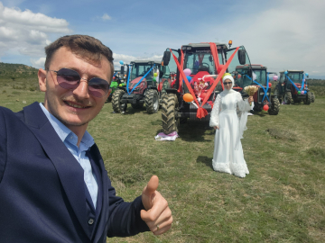Traktör konvoylu düğün