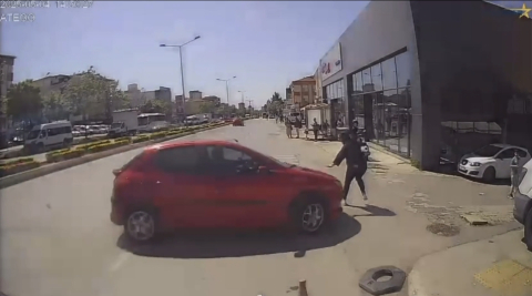 İstanbul - Ataşehir'de yol kenarında yürürken çarptığı kadın metrelerce savruldu : O anlar kamerada