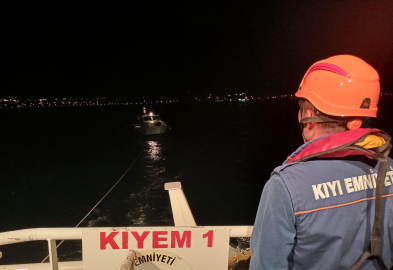 Çanakkale Boğazı'nda sürüklenen tekne kurtarıldı
