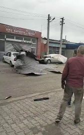 Kars'ta kuvvetli rüzgar nedeniyle 2 iş yerinin çatısı uçtu