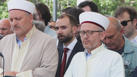 İstanbul - Evinde çıkan yangında hayatını kaybeden yazar Süha Oğuzertem son yolculuğuna uğurlandı