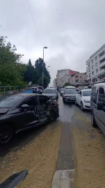 İstanbul- Bayrampaşa'da iş makinesi araçlara çarpıp devrildi-2 / Ek bilgiyle
