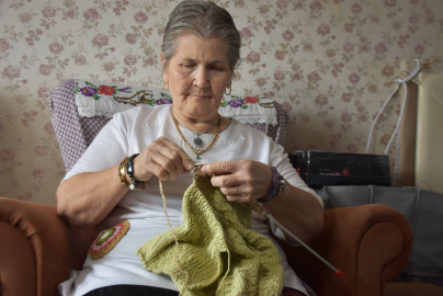 Huzurevinde ördükleri ile köy okullarındaki çocuklarla gönül bağı kuruyor