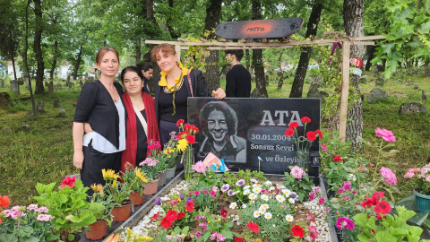 Balıkesir'de bir yıl önce bıcaklanarak öldürülen kurye, mezarı başında anıldı; Törene Mattia Ahmet Minguzzi’nin annesi de katıldı
