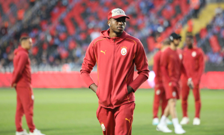 Trabzonspor ve Galatasaray oyuncuları zemini incelemeye çıktı