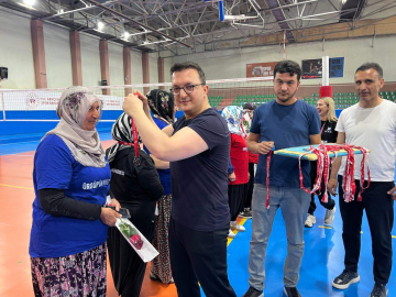 Nevşehir'de adliyenin özel bireyleri ve çiftçi kadınlar voleybol maçına çıktı