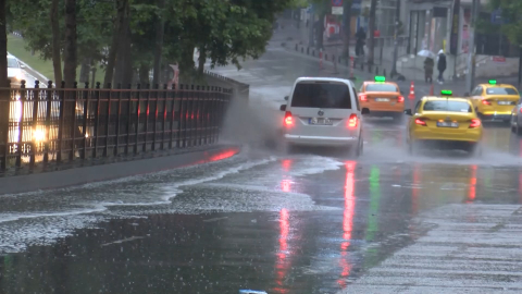 İstanbul- İstanbul'da yağmur etkili oluyor- 1 (Taksim) / Haber ve fotoğraf eklendi
