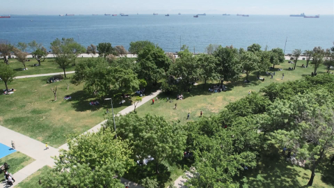 İstanbul'da tatili ve sıcak havayı fırsat bilenler park ve sahillere akın etti