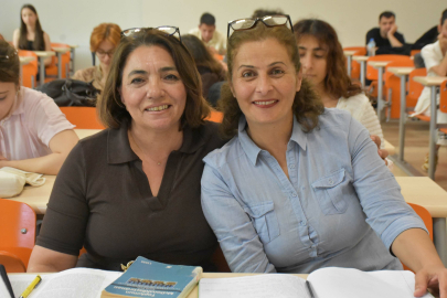 İki kadın 50'li yaşlarında hayalleri üniversitede