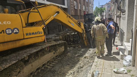 İstanbul - Bayrampaşa'da yol çöktü; 1 kişi mahsur kaldı-2 / Görüntü eklendi