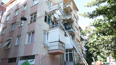 İstanbul - Kadıköy’de 5 katlı binanın 4’üncü katının balkonu çöktü