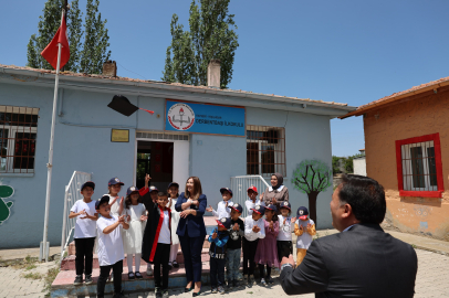 Kayseri valisi, okulun tek mezununun kep atma törenine katıldı