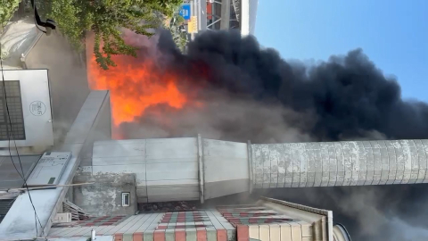 İstanbul- Sarıyer'de mobilya atölyesi alev alev yandı / geniş haber