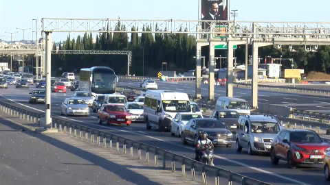 İstanbul - İstanbul'da sabah yola çıktılar; TEM Otoyolu'nda trafik oluştu -1