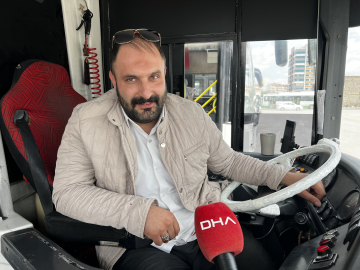 Yoldaki çocuğun topunu şişiren otobüs şoförü: O kadar tatlı ki; servetini istese verirsin