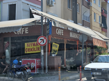 Tekel bayisinde 'kıyma çekilir' afişi