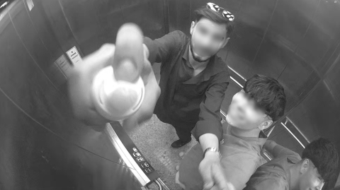 Asansörün güvenlik kamerasına köpük sıktı