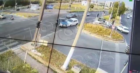 Aydın'da iki otomobilin çarpıştığı kaza kamerada: 5 yaralı / Ek fotoğraflar