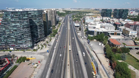 İstanbul- İstanbul'da bayramın 2'nci günü sabahı boş kalan yollar havadan görüntülendi