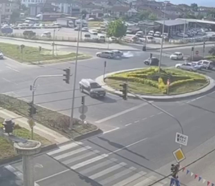 İki otomobilin çarpıştığı kaza kamerada