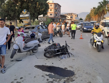 Hatay'da motosiklet ile otomobilin çarpıştığı kaza kamerada; 1 ölü, 1 yaralı