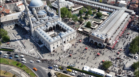 İstanbul - Eminönü ve Galata Köprüsü'ndeki bayram hareketliliği havadan görüntülendi / Ek bilgi ve fotoğraflarla