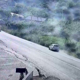 Fındık bahçesine devrilen otomobilin sürücüsü yaralandı; kaza kamerada