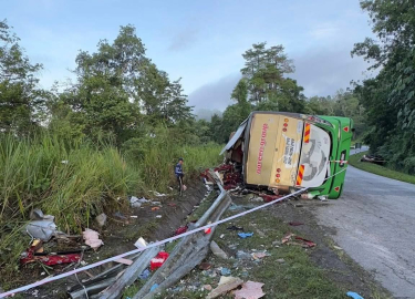 Malezya'da otobüs kazası: 15 ölü