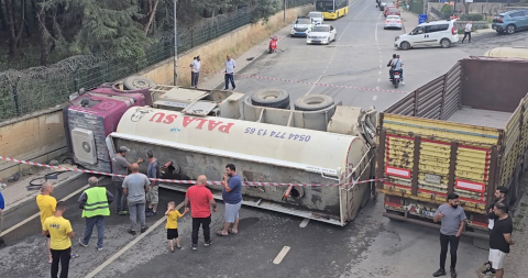 İstanbul- Beykoz'da geri manevra yapan su tankeri devrildi