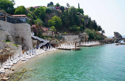 Plajdaki 1000 liralık şezlong ücreti, yarıya düşürüldü