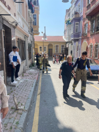 İstanbul- Fatih'te kısmen çöken bina belediye ekipleri tarafında mühürlendi / Geniş haber- aktüel görüntü
