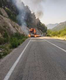 Adana- Saman yüklü kamyonet alev alev yandı /Video eklendi