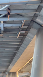 İstanbul - Haliç Metro Köprüsü'nün altındaki demirlerden sarkan kadın ikna edildi; vatandaşlar alkış tuttu / Ek bilgiyle