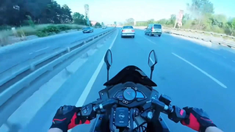İstanbul - Maltepe'de önüne çıkan otomobile tepki gösteren motosikletli, İETT otobüsüne çarptı