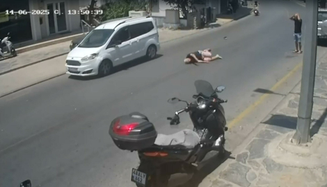 Bodrum'da hafif ticari aracın çarptığı yaya yaralandı; kaza kamerada