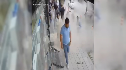 Malatya'da iş makinesi yüklü TIR'ın lastiğinin patlaması kamerada