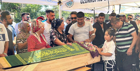 5 kişinin öldüğü kazada otomobil sürücüsü tabutları öpüp, 'Hakkınızı helal edin' dedi