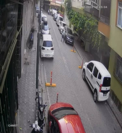 İstanbul-Zeytinburnu’nda sokak sokak dolaşıp araçların lastiklerini bıçakla patlattı