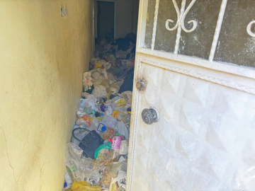 Evden 2 kamyonet çöp çıkarıldı