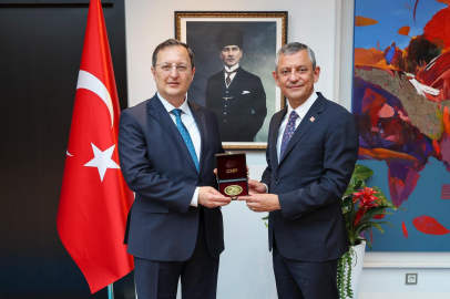 CHP Genel Başkanı Özel, Almanya'da Türkiye'nin Berlin Büyükelçisi Turan'ı ziyaret etti