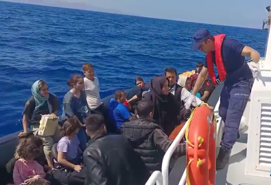 Çanakkale'de 32 kaçak göçmen kurtarıldı