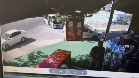 İstannbul - Maltepe'de kamyonet minibüse çarptı: 2 yolcu yaralandı
