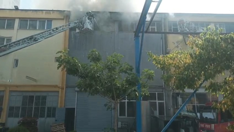 İstanbul - Esenyurt'ta bebek bezi fabrikasında çıkan yangın söndürüldü; 1 itfaiye eri yaralandı / Ek görüntüyle