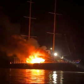 Muğla'da marinada demirli gulet tekne, çıkan yangında battı