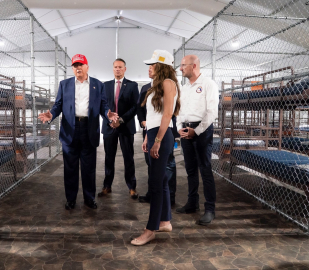 Trump, yeni hapishane 'Timsah Alcatraz'ı gezdi