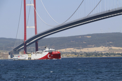 Sismik araştırma gemisi Oruç Reis, Çanakkale Boğazı'ndan geçti (2)