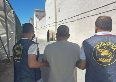 41 yıl hapis cezasıyla aranan şüpheli, kızının evinde yakalandı