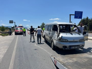 Sakarya'da minibüs devrildi: 6 yaralı
