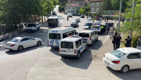 ‘Dur’ ihtarına uymayıp 2'si polis otosu, 4 araca çarpan ehliyetsiz sürücü tutuklandı