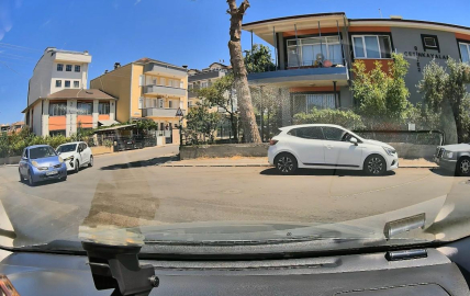 Kazada savrulan otomobilin bisikletli çocuğa çarptığı anlar kamerada